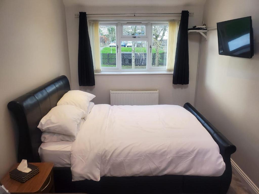 Large Kingsize ensuite in Kingswood, Bristol, BS15