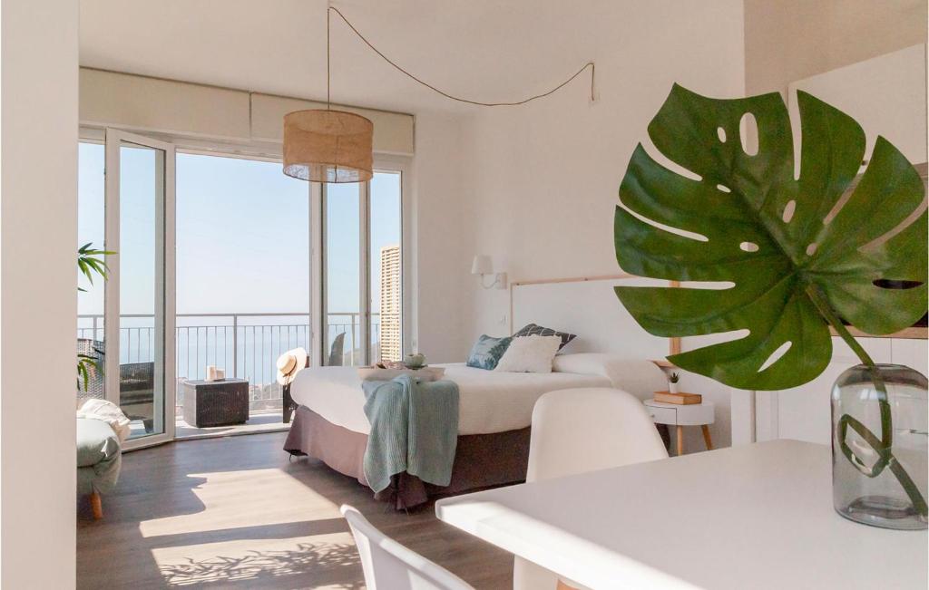 1 dormitorio con 1 cama y una planta grande en Awesome Apartment In Moneglia With Wifi, en Moneglia