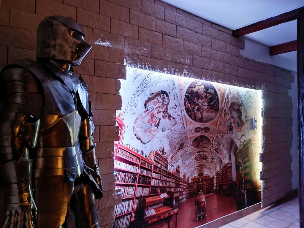 une statue d'un chevalier debout à côté d'un mur de briques dans l'établissement Maison Royale - Idéalement située à Blois, à Blois