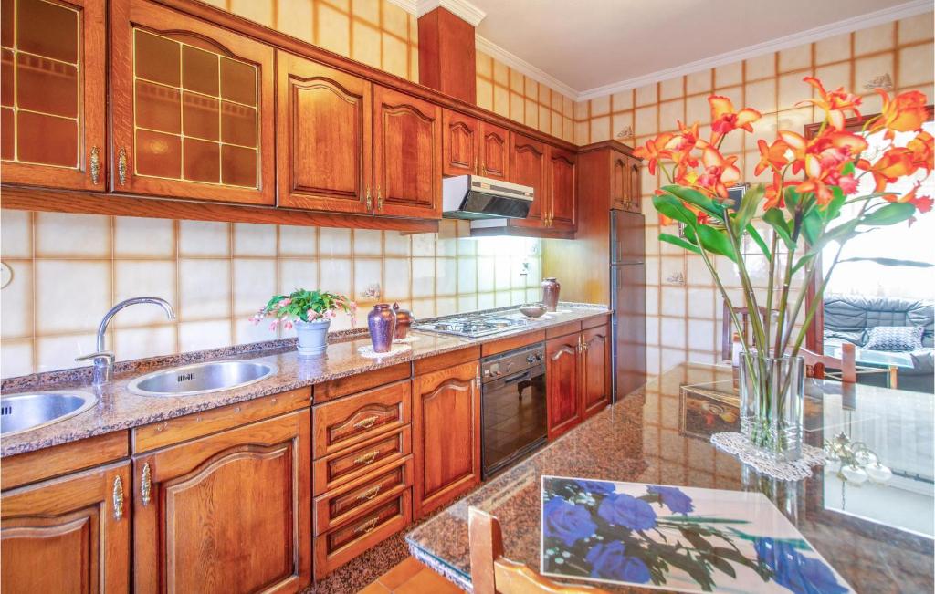 A kitchen or kitchenette at 4 Bedroom Beautiful Home In Lorca