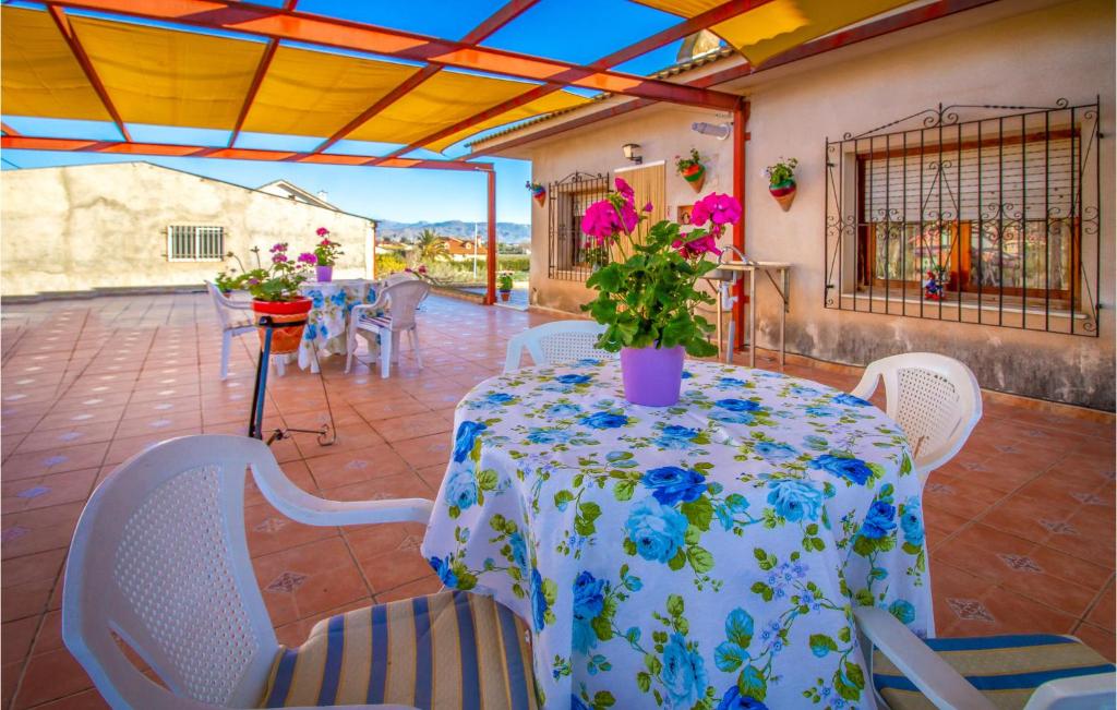 A restaurant or other place to eat at 4 Bedroom Beautiful Home In Lorca