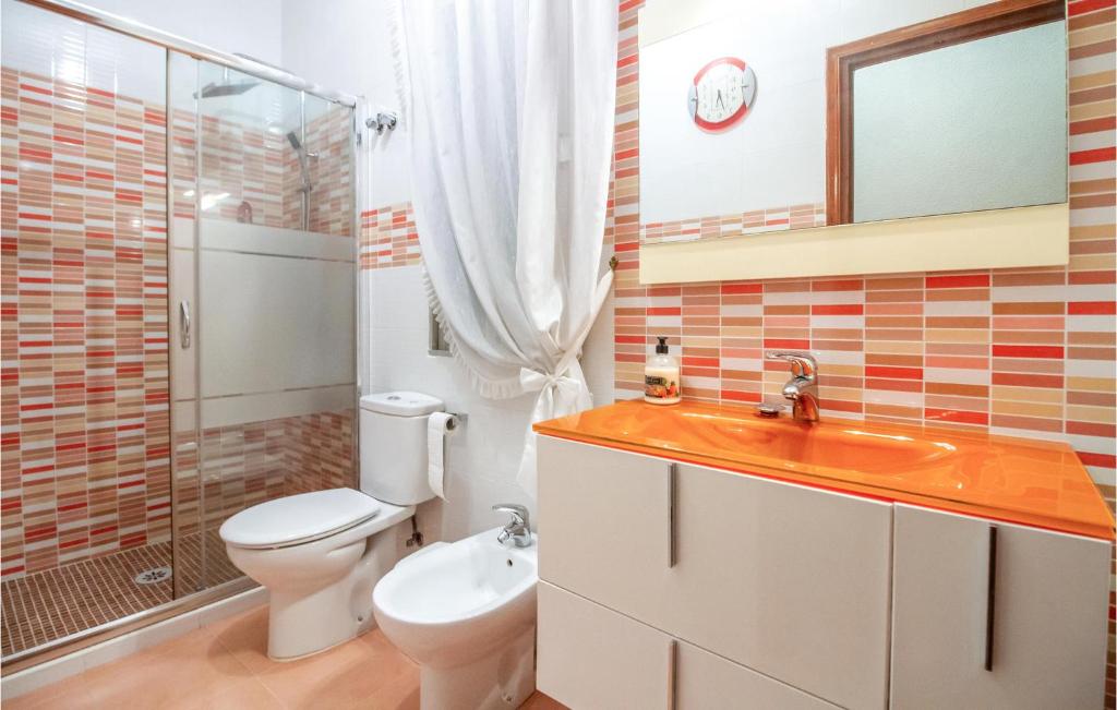A bathroom at 4 Bedroom Beautiful Home In Lorca