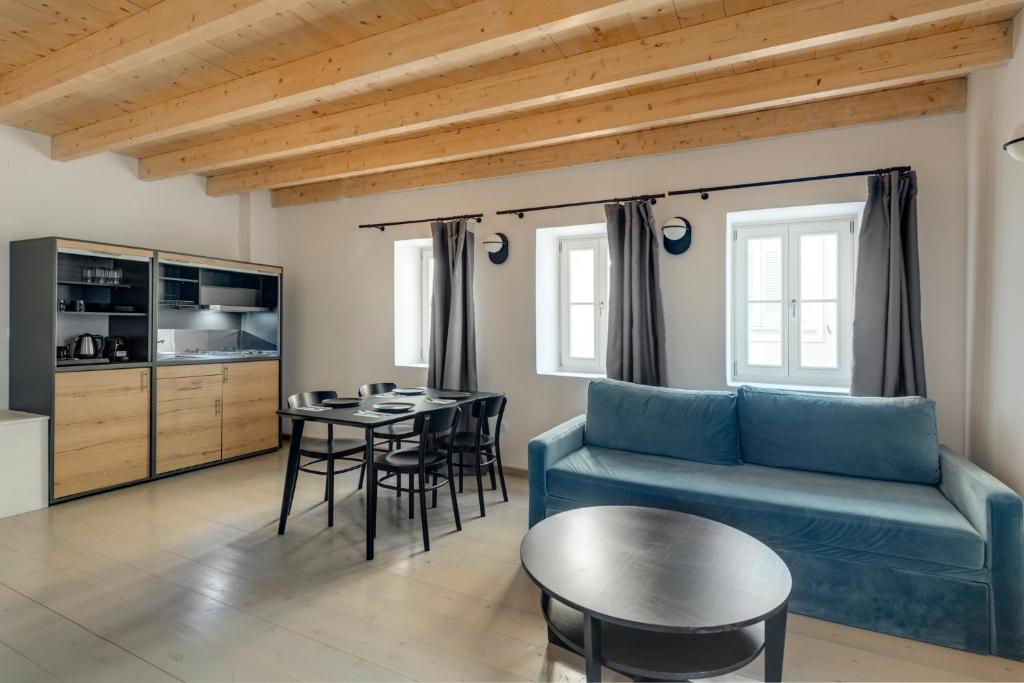 Una cocina o zona de cocina en The Ten Syros