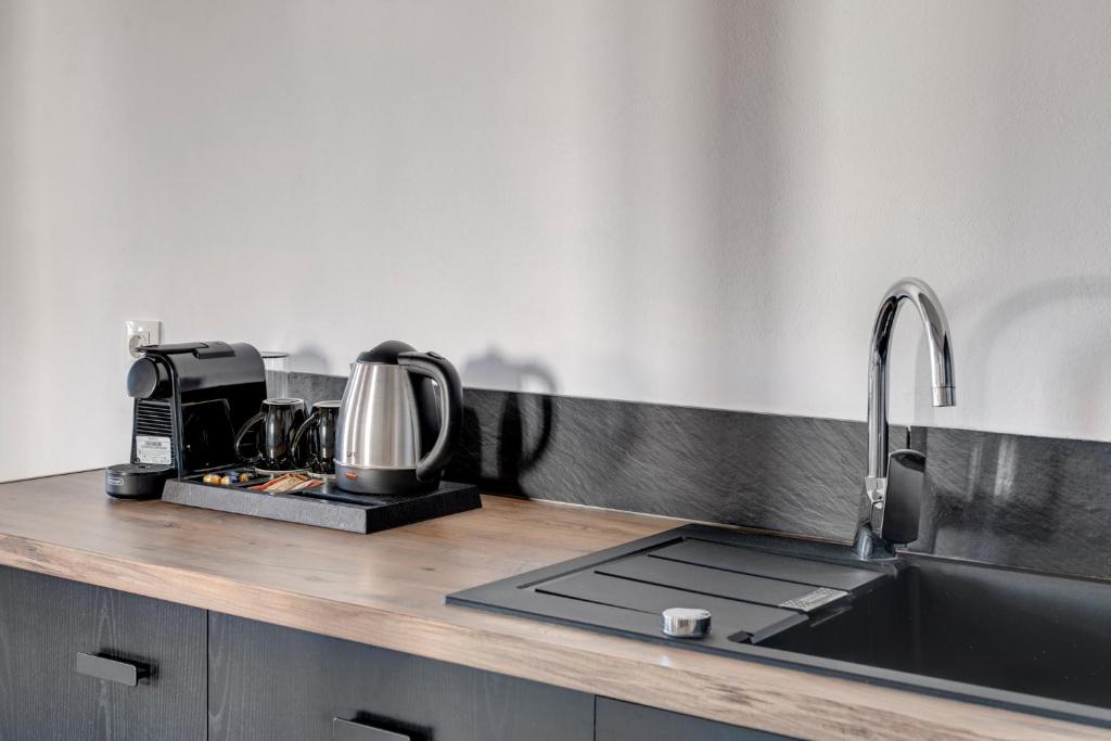 Una cocina o zona de cocina en The Ten Syros