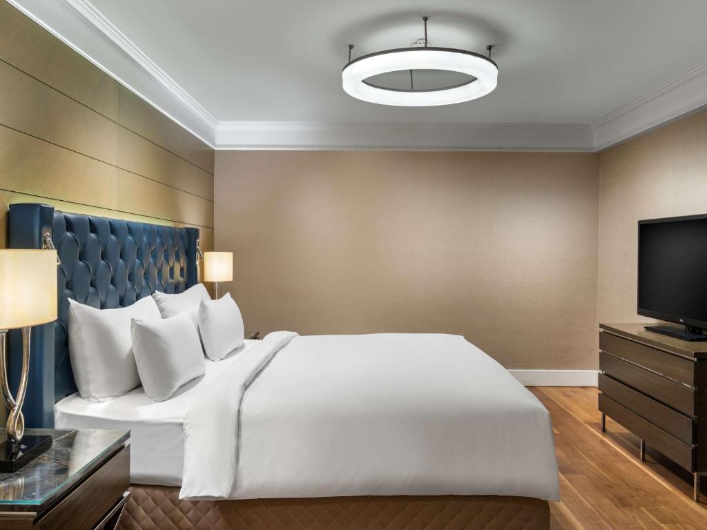 TV a/nebo společenská místnost v ubytování Radisson Blu Hotel, Istanbul Sisli