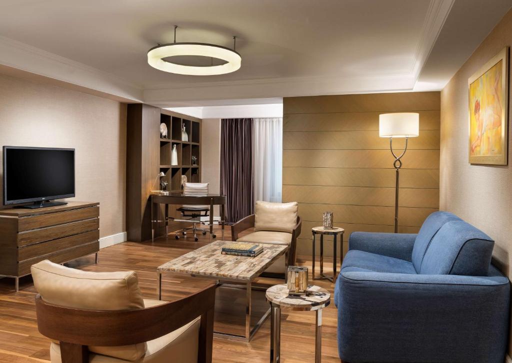 TV a/nebo společenská místnost v ubytování Radisson Blu Hotel, Istanbul Sisli