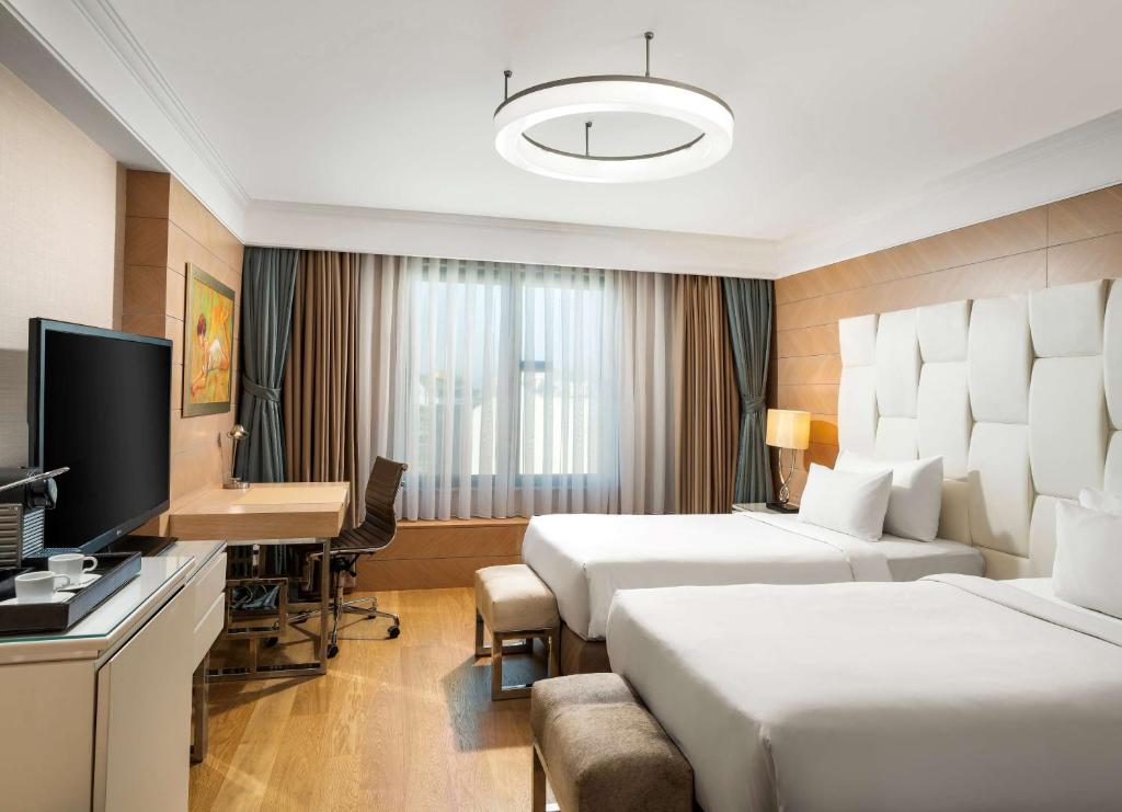 TV a/nebo společenská místnost v ubytování Radisson Blu Hotel, Istanbul Sisli