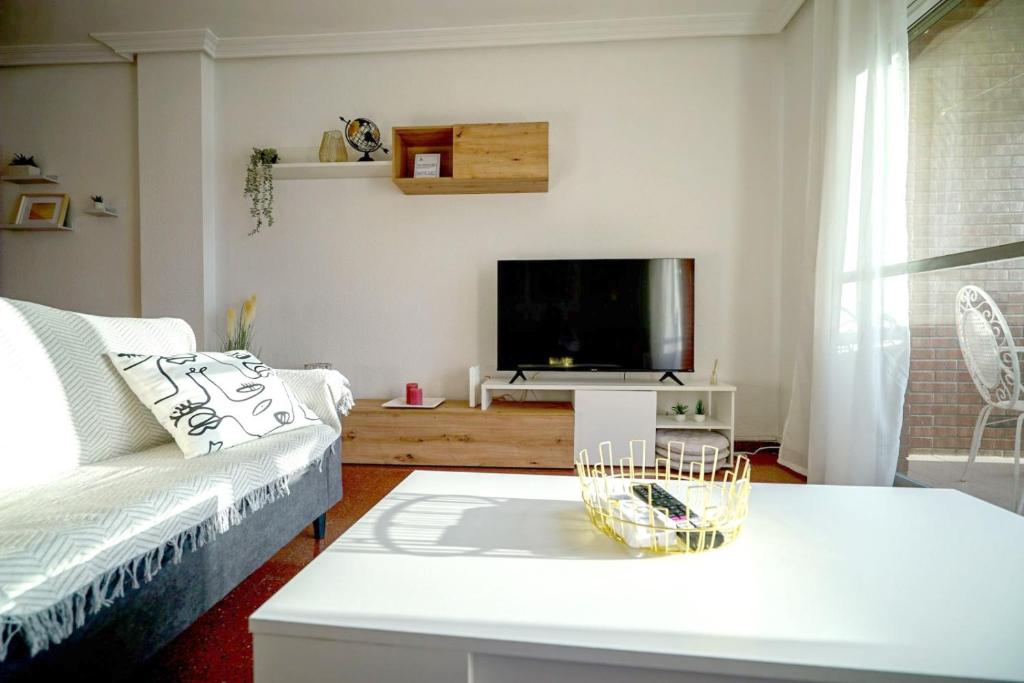 un soggiorno con un divano e una TV di El Mirador de Linarejos a Linares