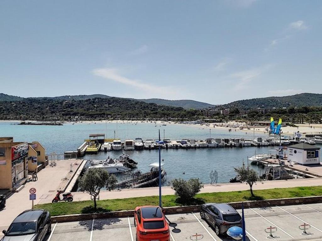 un port de plaisance avec des voitures garées dans un parking dans l'établissement Studio rénové avec climatisation et piscine à Bormes-les-Mimosas - FR-1-610-63, à Bormes-les-Mimosas
