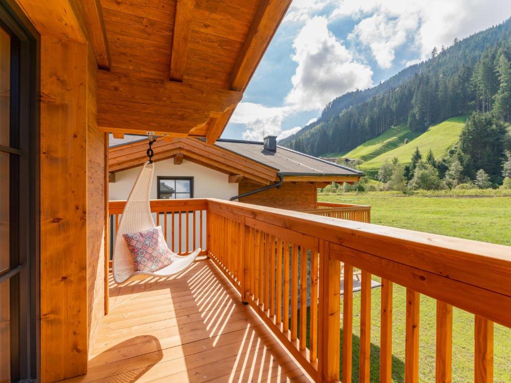- une terrasse avec un hamac dans une maison dans l'établissement Wieserwald, à Wald im Pinzgau