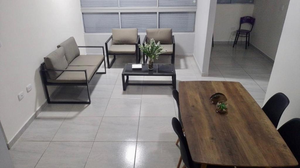 a living room with a wooden table and chairs at Apartamento Amoblado en Barranquilla in Barranquilla