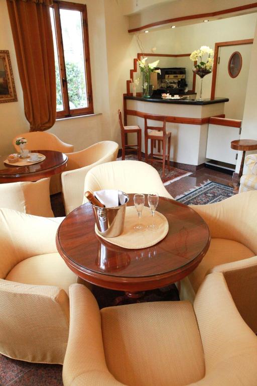 A seating area at Hotel Tirreno