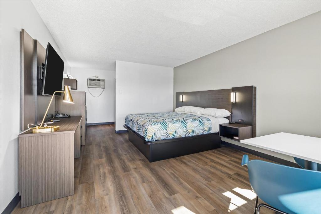 a hotel room with a bed and a desk at Motel 6-Bend, OR in Bend