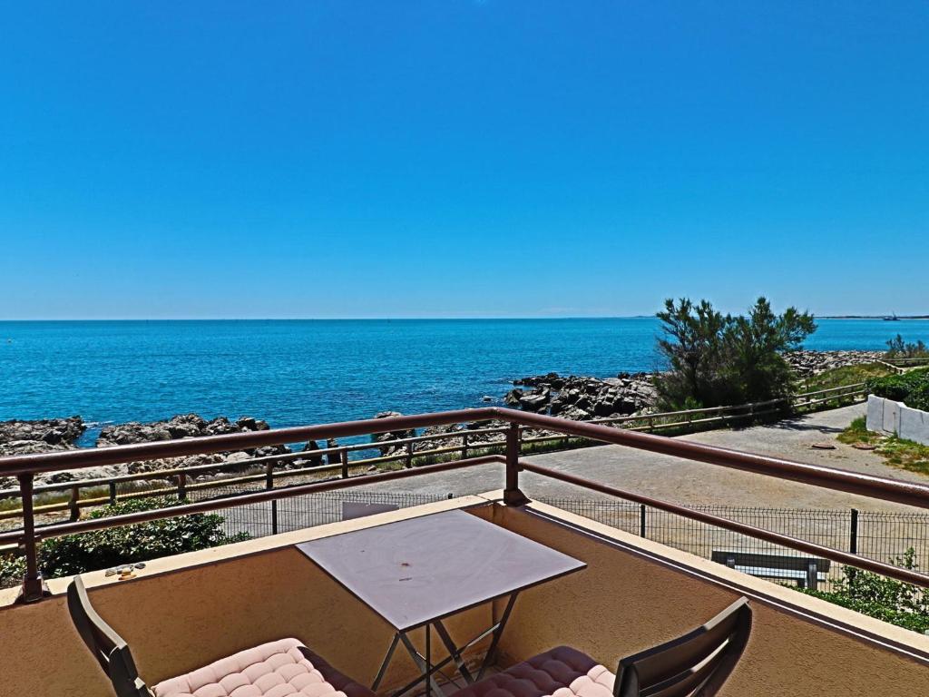 Photo de la galerie de l'établissement Appartement climatisé avec 2 chambres à Sète - FR-1-472A-200, à Sète