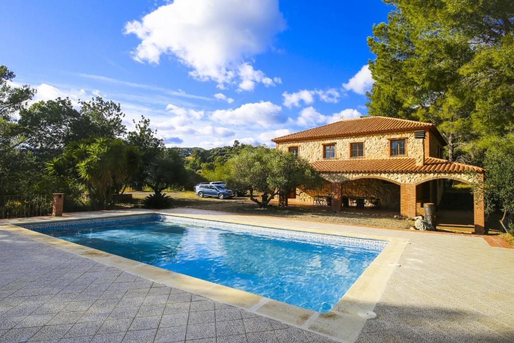 une maison avec une piscine en face d'une maison dans l'établissement Aliga Villa, à Alcover