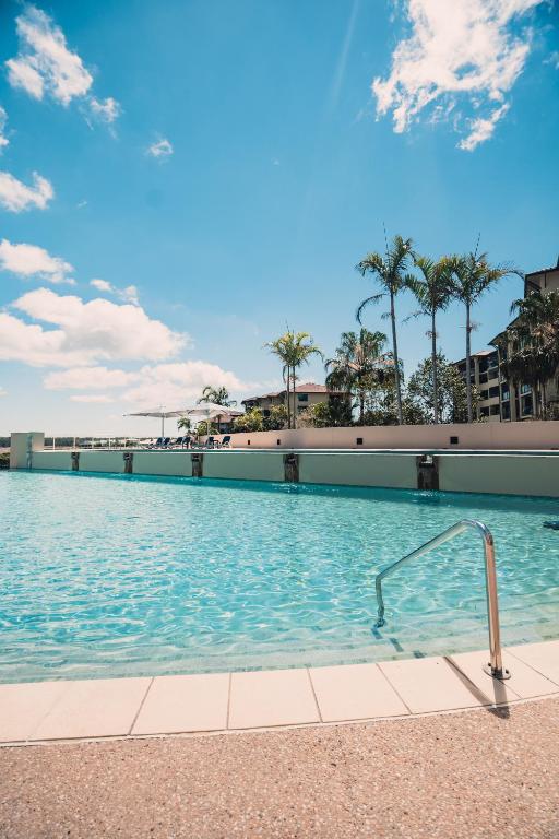 Bazén v ubytování Pelican Waters Golf Resort Sunshine Coast nebo v jeho okolí