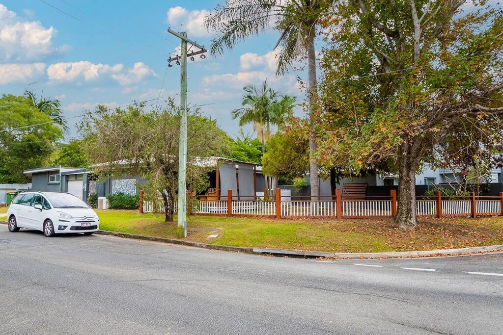 biały samochód zaparkowany po stronie ulicy w obiekcie 200m to Tallebudgera Creek - Hosted by Burleigh Letting w mieście Gold Coast