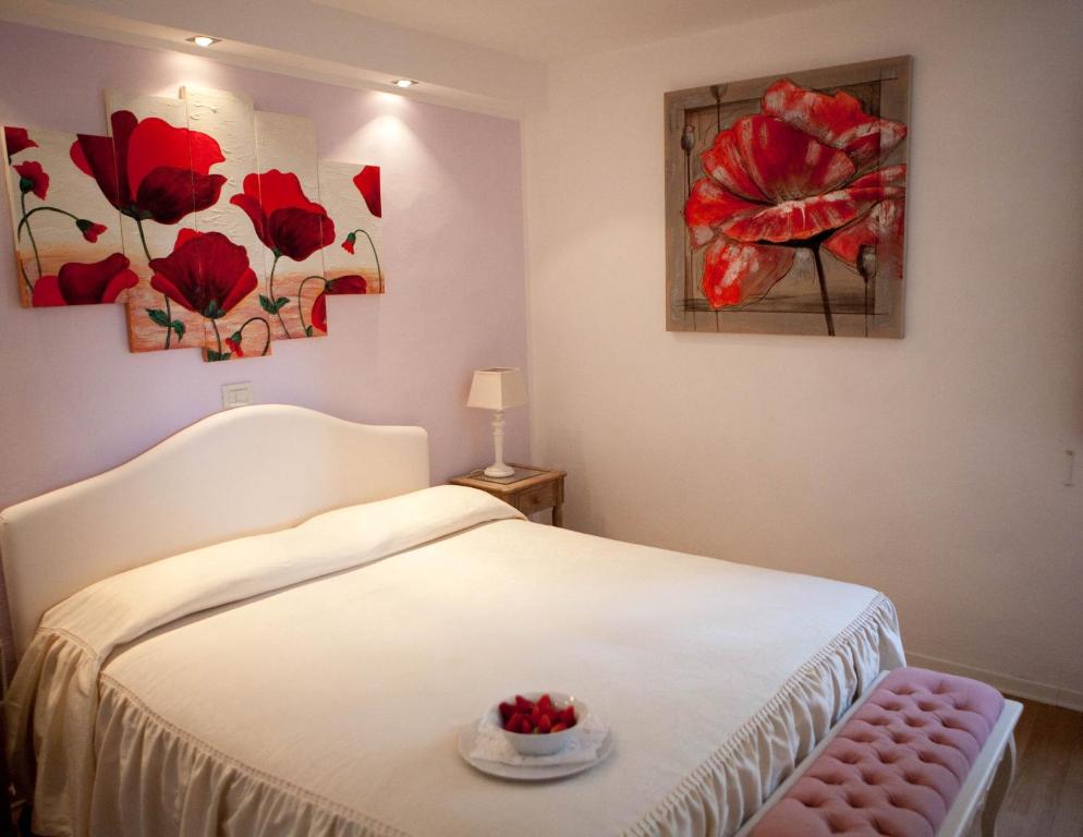 A bed or beds in a room at Hotel Tirreno
