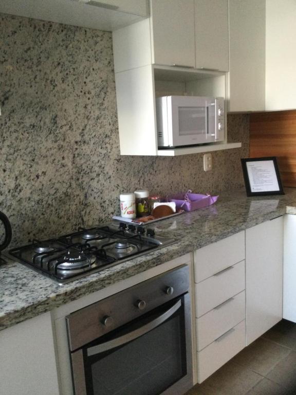 Kuchyň nebo kuchyňský kout v ubytování Conforto e simplicidade no centro da cidade