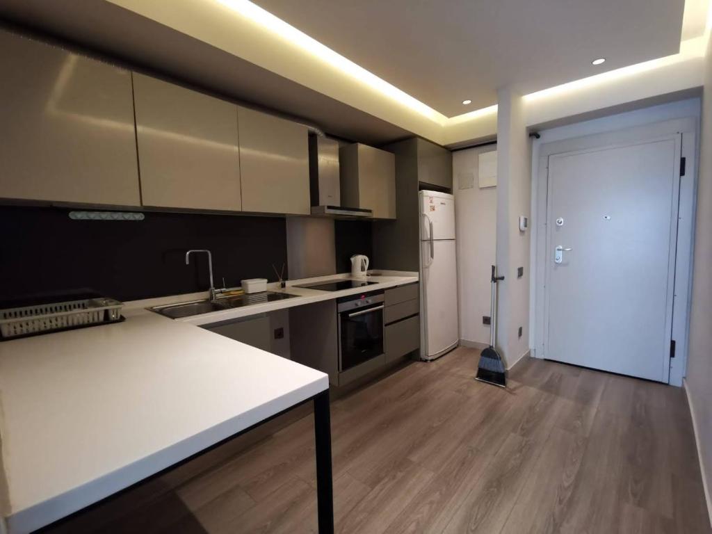 a kitchen with a white counter top in a room at بيلك دوز in Istanbul