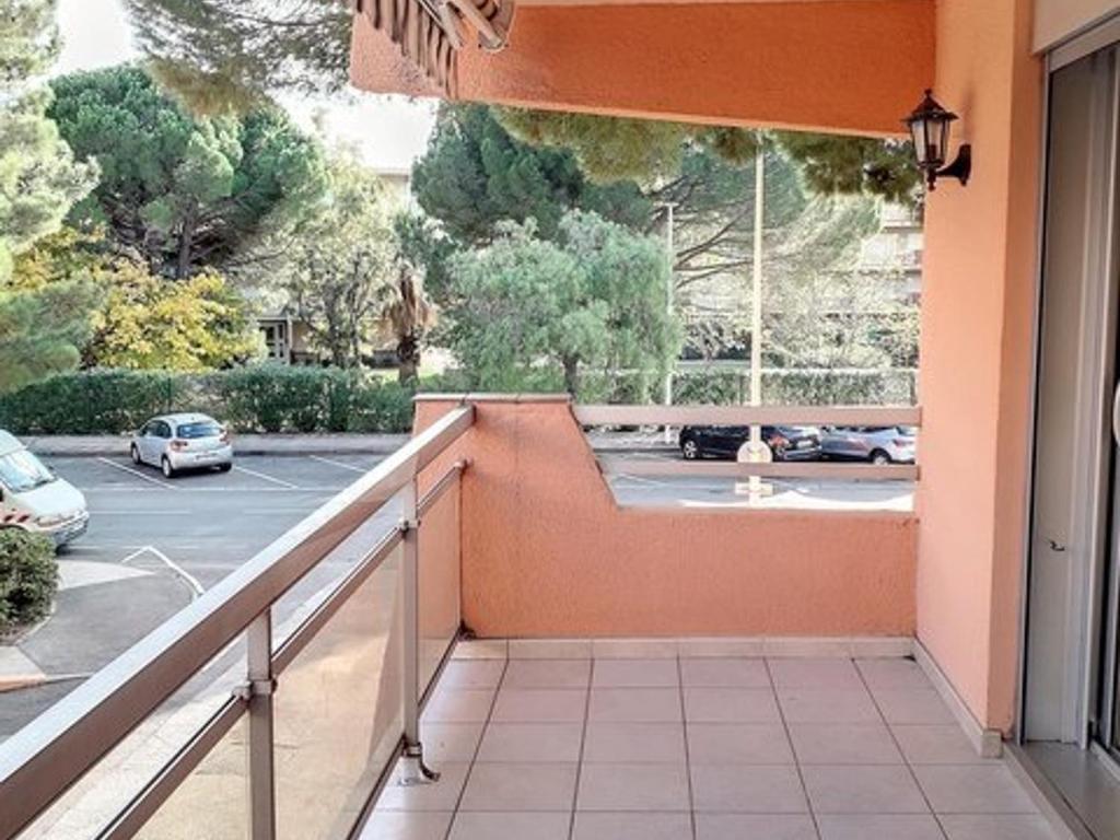 un balcon avec vue sur un parking dans l'établissement Charmant T2 à 100m de la plage avec loggia - La Favière - FR-1-610-74, à Bormes-les-Mimosas