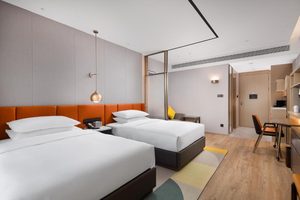 Postel nebo postele na pokoji v ubytování Home2 Suites By Hilton Wuhan Xudong