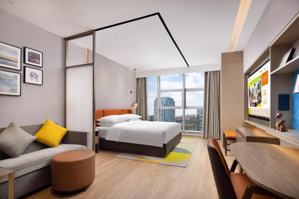 Postel nebo postele na pokoji v ubytování Home2 Suites By Hilton Wuhan Xudong