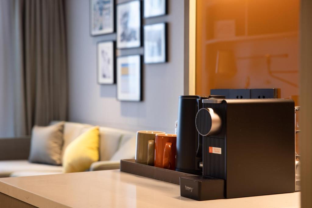 Příslušenství pro přípravu čaje a kávy v ubytování Home2 Suites By Hilton Wuhan Xudong