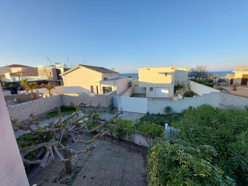 - une vue sur une maison avec des arbres et des bâtiments dans l'établissement Appartement T2 à 150 m de la plage avec terrasse et parking privé - FR-1-423-245, au Grau-dʼAgde
