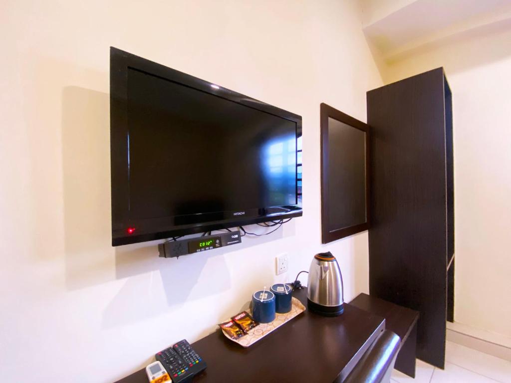 TV a/nebo společenská místnost v ubytování Ze Xiang Hotel - Desa Jaya Ikea Self Check in