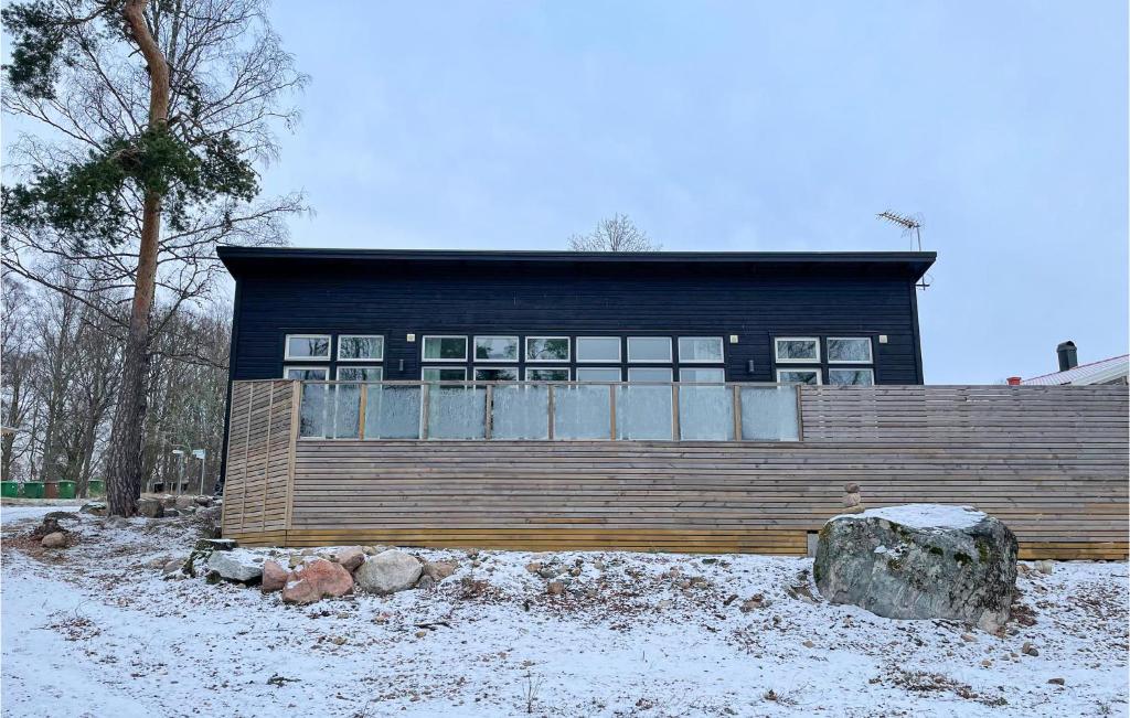 ein Gebäude mit Schnee auf dem Boden davor in der Unterkunft 3 Bedroom Cozy Home In Arboga in Findla