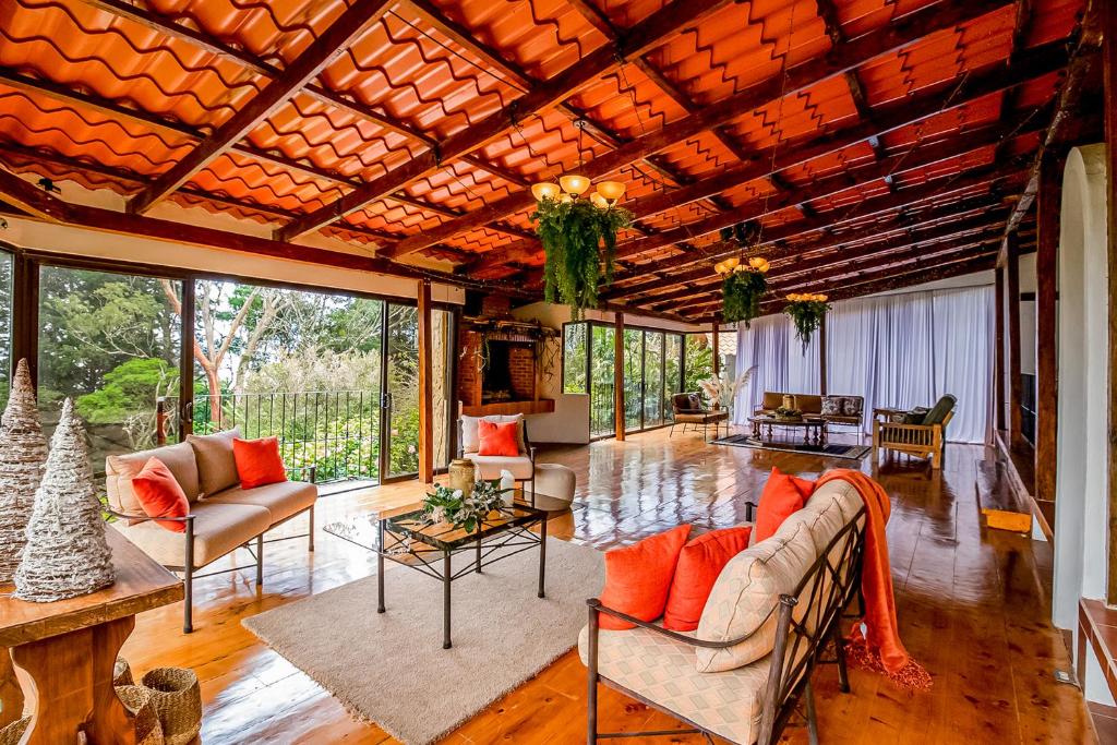 a large living room with a wooden ceiling at Montana Zurqui in San José de la Montaña