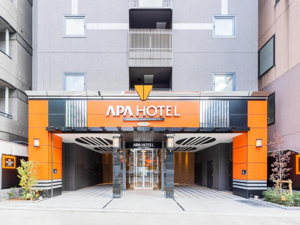 uma entrada para um edifício de apartamentos com um hotel laranja em APA Hotel Asakusa Kuramae Kita em Tóquio