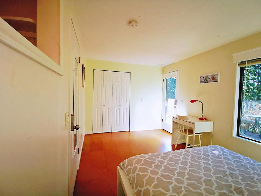 伊瑟闊的住宿－City Oasis，一间卧室配有一张床、一张书桌和一个窗户。