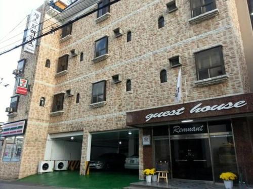 a large brick building with a guest house at Ramnant Guest House in Ulsan