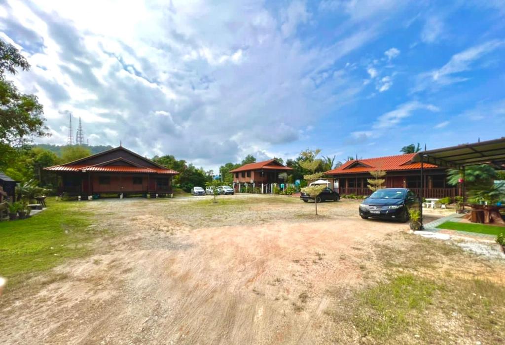 una casa con un coche aparcado delante de ella en Inap Nekmi Kuala Terengganu With Pool, en Kuala Terengganu