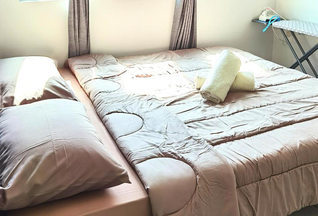 een groot bed in een slaapkamer met een bedframe bij Cozy&Comfort Suite Perai in Jalan Baharu