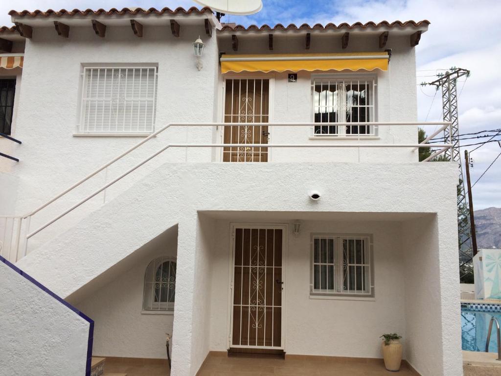 ein weißes Haus mit einem großen Eingang in der Unterkunft Vista Bahia II in Albir