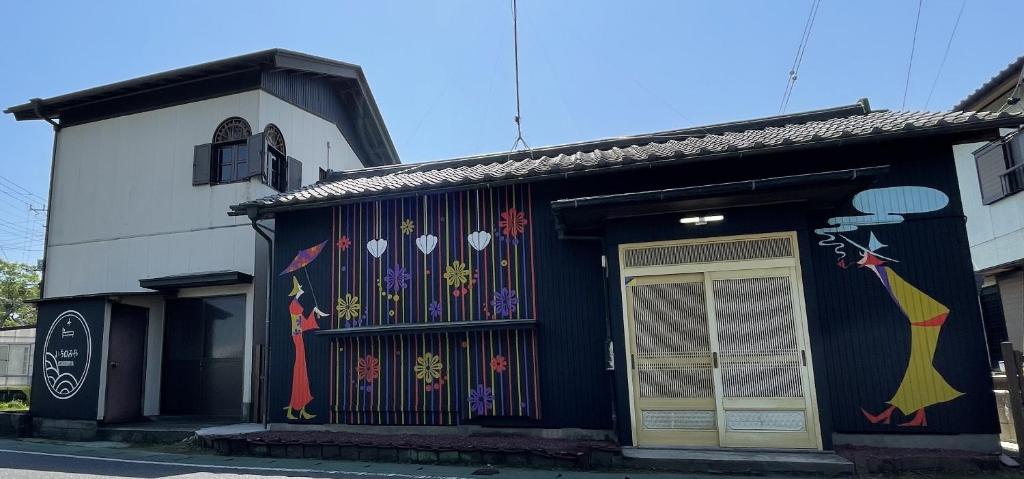 a building with a mural on the side of it at 宿いちのみや in Ichinomiya