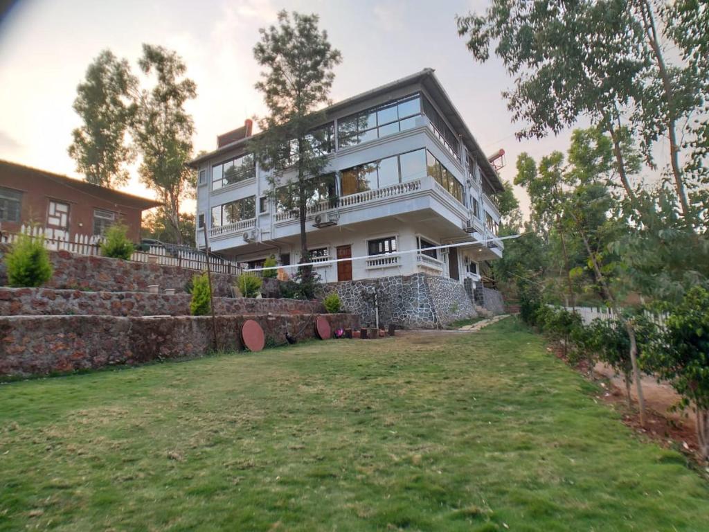 Κήπος έξω από το Ultra Luxurious Mountain View 11BHK By Lifeline Villas