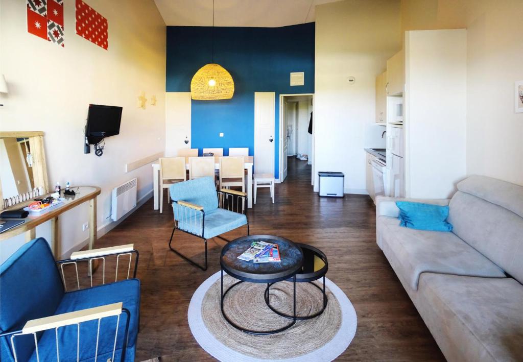 un salon avec un canapé et une table dans l'établissement Résidence Les Parcs de Grimaud - maeva Home - Appartement 3 pièces 6 personnes - Prestige MAE-7804, à Grimaud