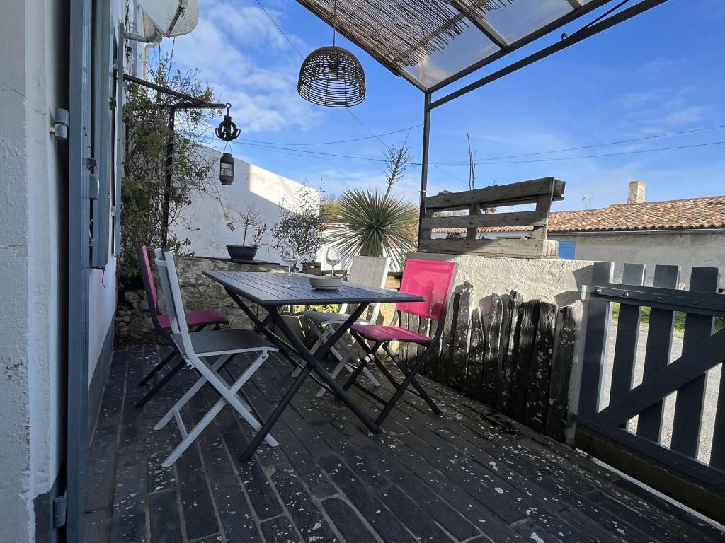 Balkon lub taras w obiekcie Maison calme avec terrasse à Saint-Denis-d'Oléron - 5 pers, proche plage et piste cyclable - FR-1-246A-205