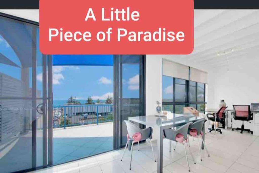 Un panneau qui lit un petit coin de paradis dans une maison dans l'établissement A Little Piece of Paradise, à Yeppoon