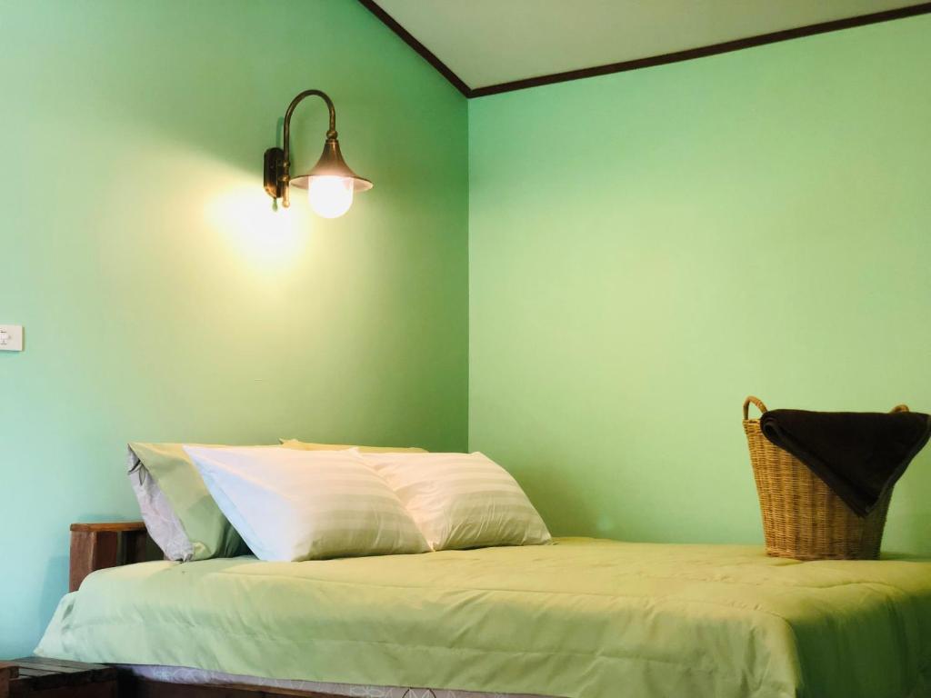 Postel nebo postele na pokoji v ubytování Navareeya House Seaview