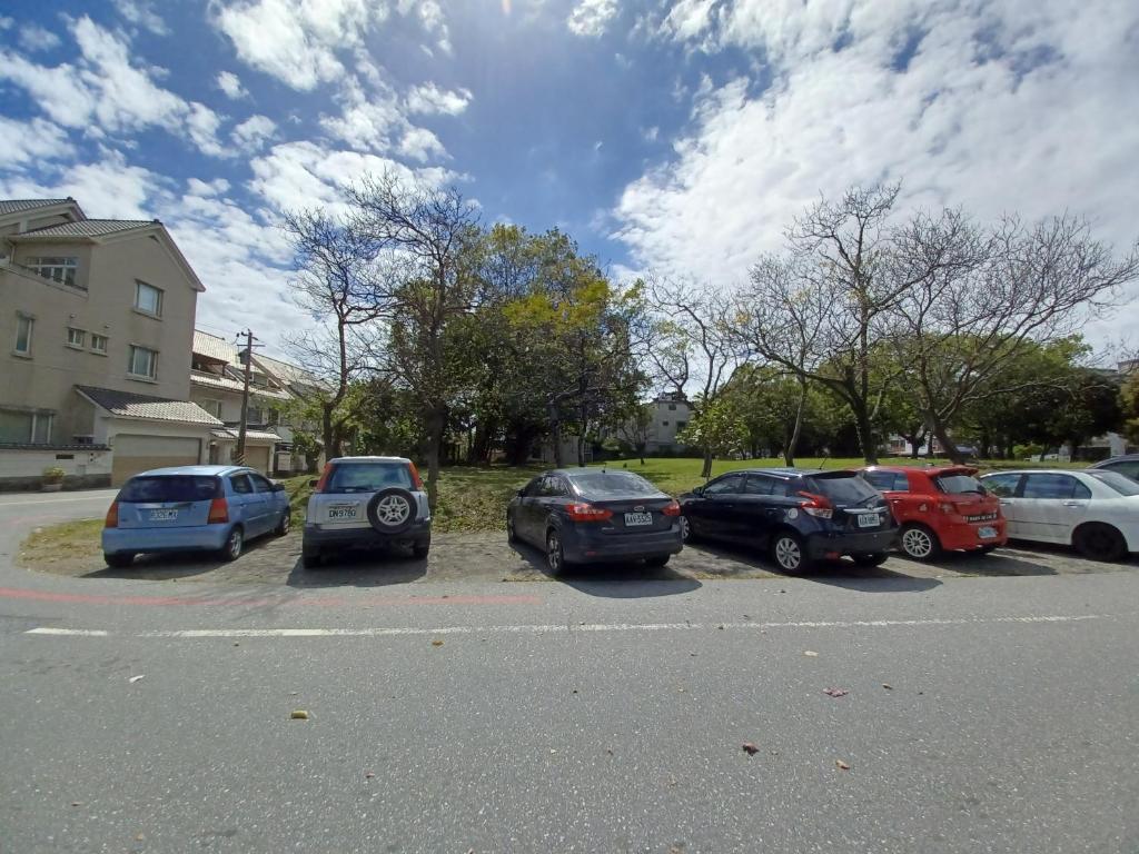 a group of cars parked in a parking lot at Hualien Seaside B&amp;B in Hualien City