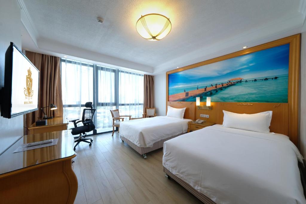 Habitación de hotel con 2 camas y TV de pantalla plana. en ROYAL J HOTEL en Cebú