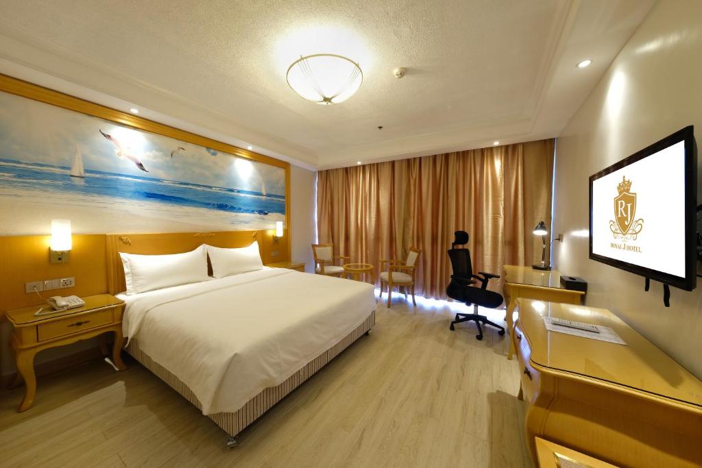 Postel nebo postele na pokoji v ubytování ROYAL J HOTEL
