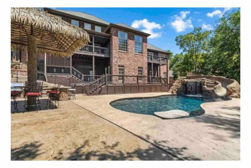 Vacation Home Luxurious Bentonville Home with oasis pool, AR