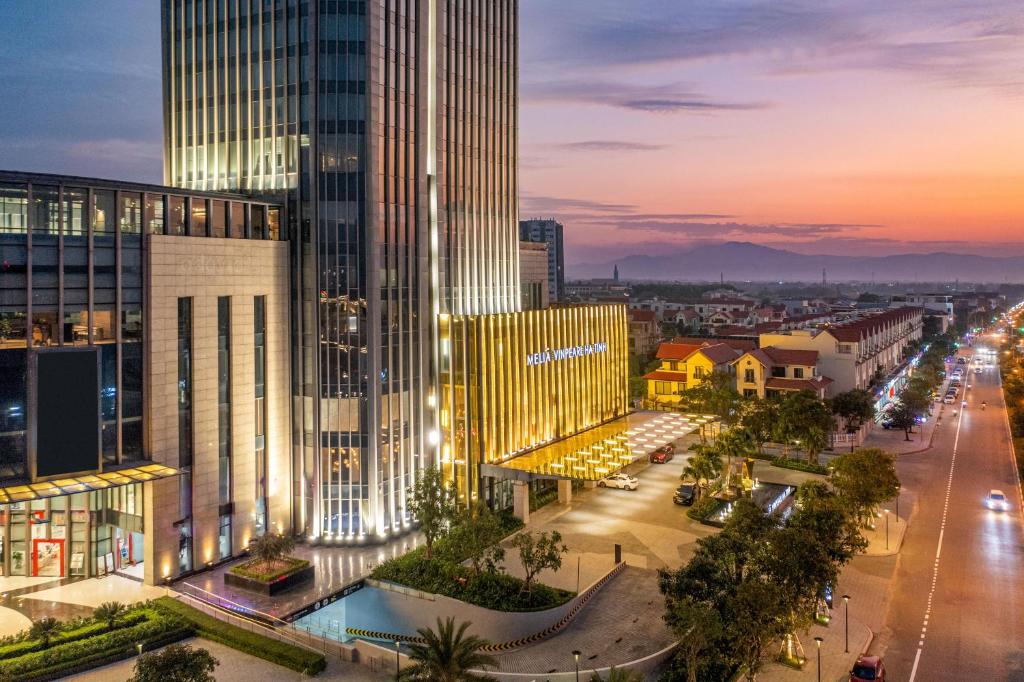 uma vista aérea de uma cidade à noite em Meliá Vinpearl Ha Tinh em Ha Tinh