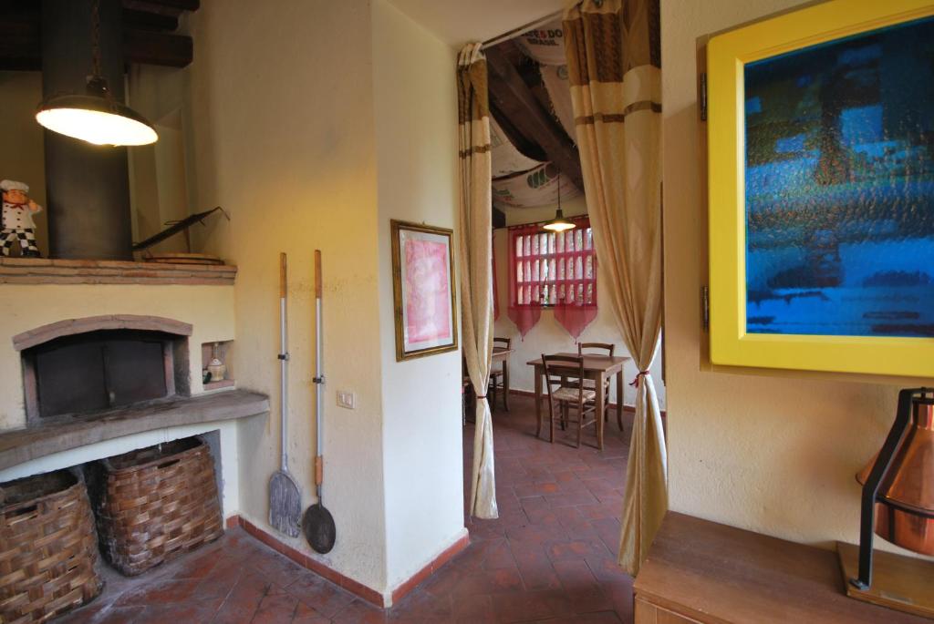 Telewizja i/lub zestaw kina domowego w obiekcie San Martin del Colle Holiday Home